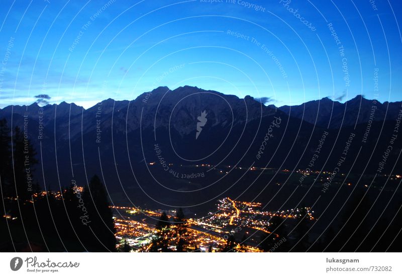 Innsbruck by night Natur Landschaft Nachthimmel Wiese Feld Wald Felsen Alpen Berge u. Gebirge Abenteuer Farbfoto Außenaufnahme Experiment Menschenleer