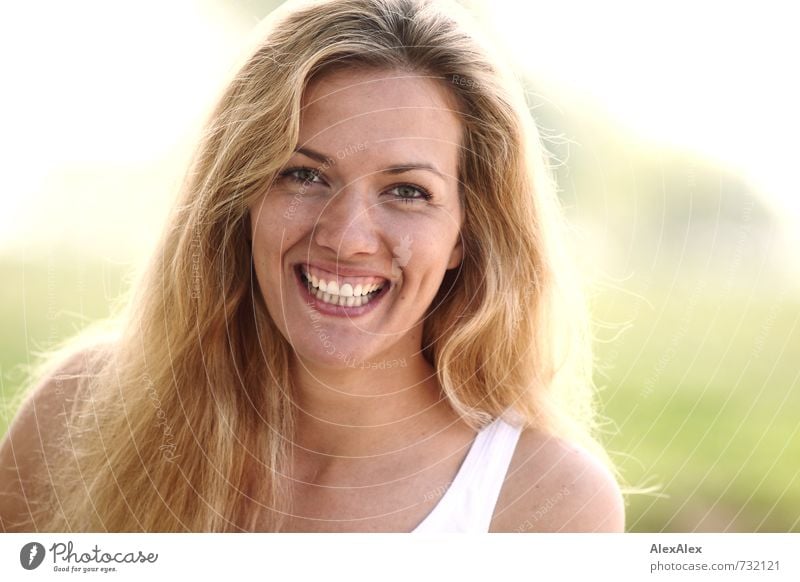 Toll! Ausflug Junge Frau Jugendliche Gesicht Grübchen 18-30 Jahre Erwachsene Wolkenloser Himmel Pflanze Strand Hemd blond langhaarig Lächeln lachen stehen