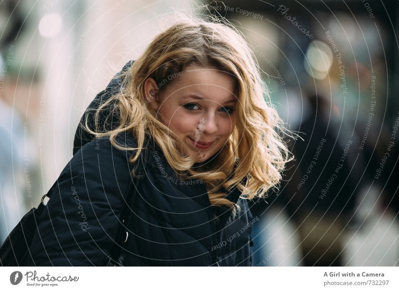 frech daher schauen Mensch feminin Junge Frau Jugendliche 1 13-18 Jahre Kind schön blond Glück Freundlichkeit Farbfoto Außenaufnahme Textfreiraum rechts Tag
