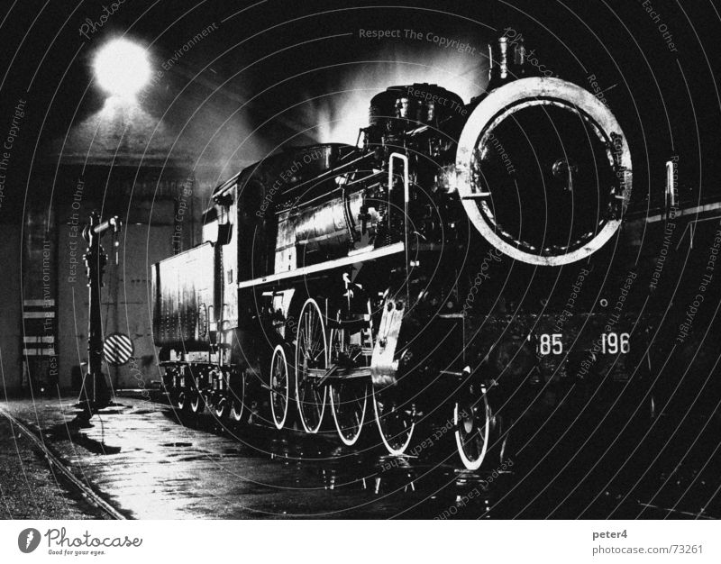 Gemütlich war's Dampflokomotive Eisenbahn Verkehr Gleise Nostalgie Vergangenheit Nacht Schwarzweißfoto