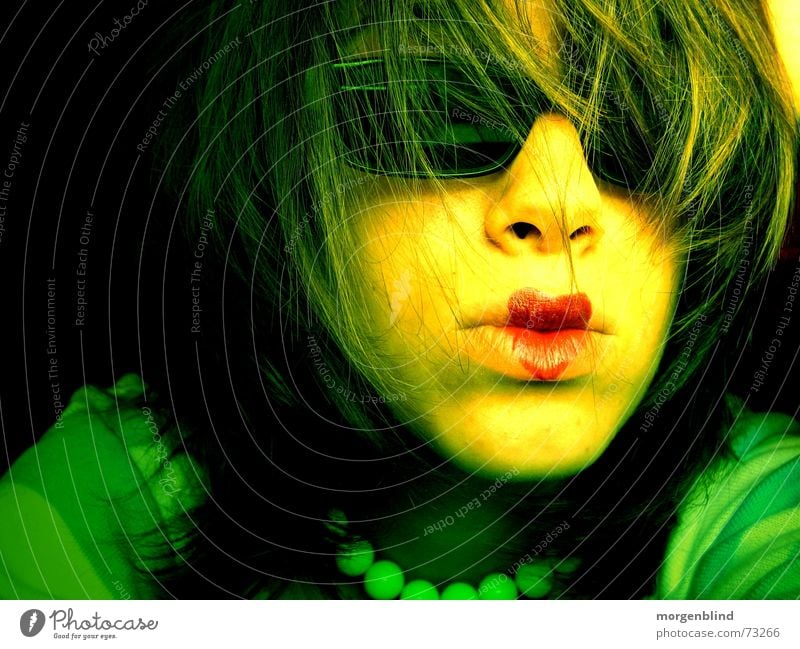 yeah Frau rot grün gelb Lippen Brille Sonnenbrille Stimmung Gefühle Licht verrückt woman Kette Herz Haare & Frisuren Schatten Momentaufnahme