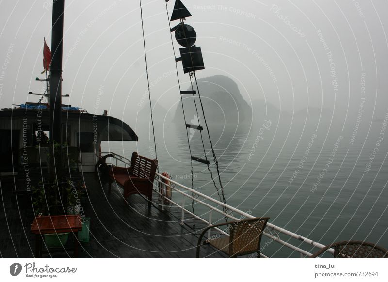 Halong Bay III Nebel Regen Felsen Küste Bucht dunkel braun grau Vietnam Asien kalt nass Nieselregen Wasserfahrzeug Bootsfahrt mystisch Insel Schiffsdeck An Bord