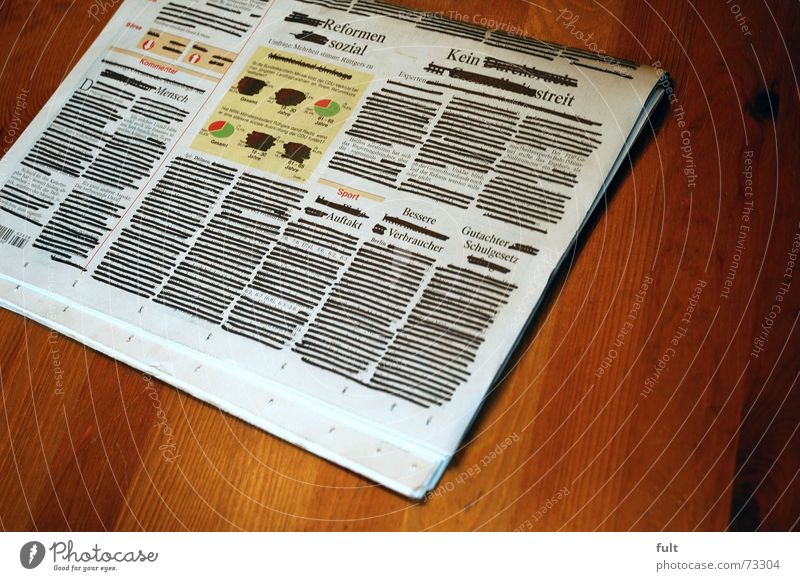 zensur Zeitung Zensur schwarz streichen Meinungsfreiheit Papier Holz Information ohne worte