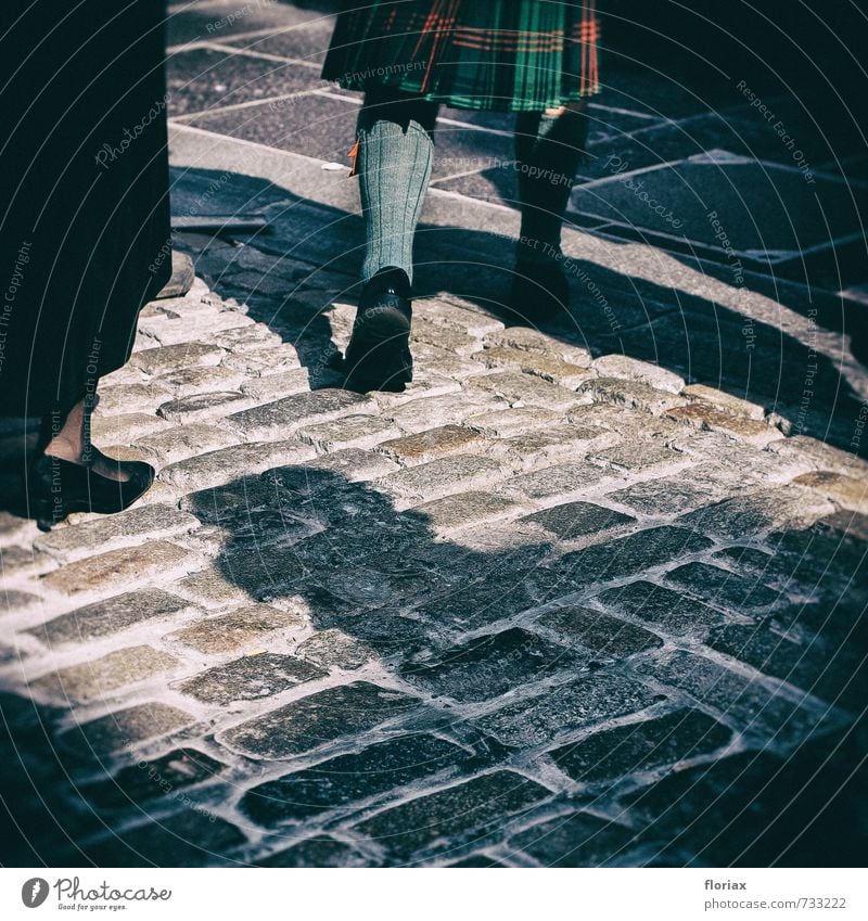 kilt Ferien & Urlaub & Reisen Tourismus Mode Bekleidung Rock authentisch außergewöhnlich grau grün Schottland Strümpfe Pflastersteine kariert Karomuster Mann