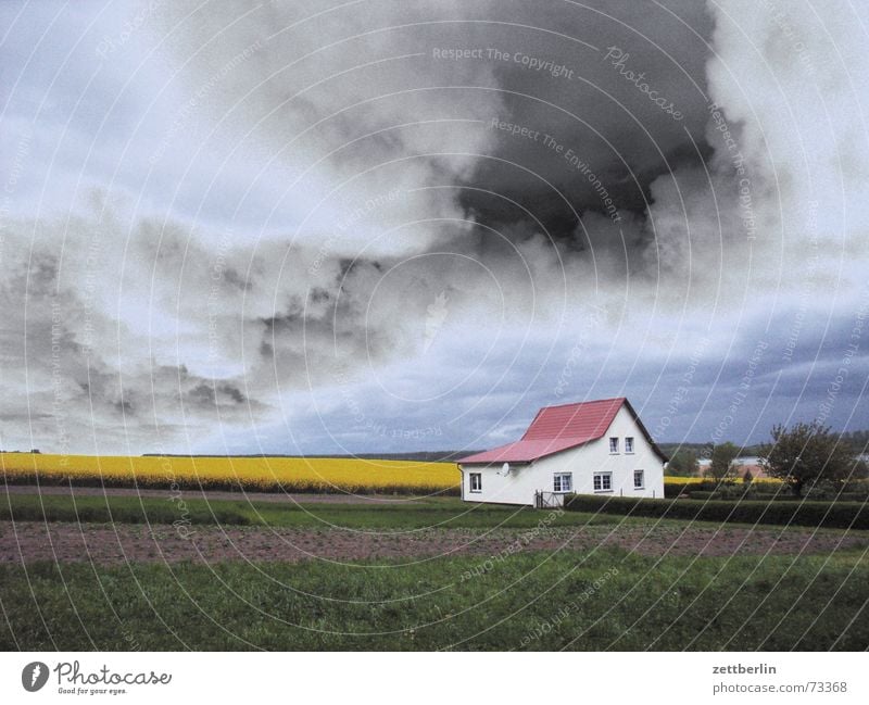 Wetter Wolken bedrohlich Sommer Raps Feld Landwirtschaft Haus Bauernhof Einsamkeit einzeln Rügen Angst Panik Gewitter klimawende