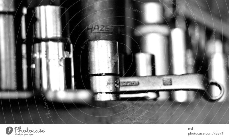 Aufsätze Streifen nebeneinander kalt fluchtend Metallbau Stahl Stahlverarbeitung Eisen Handwerk schwer Fabrikhalle Schraubenschlüssel Schlüssel schwarz weiß
