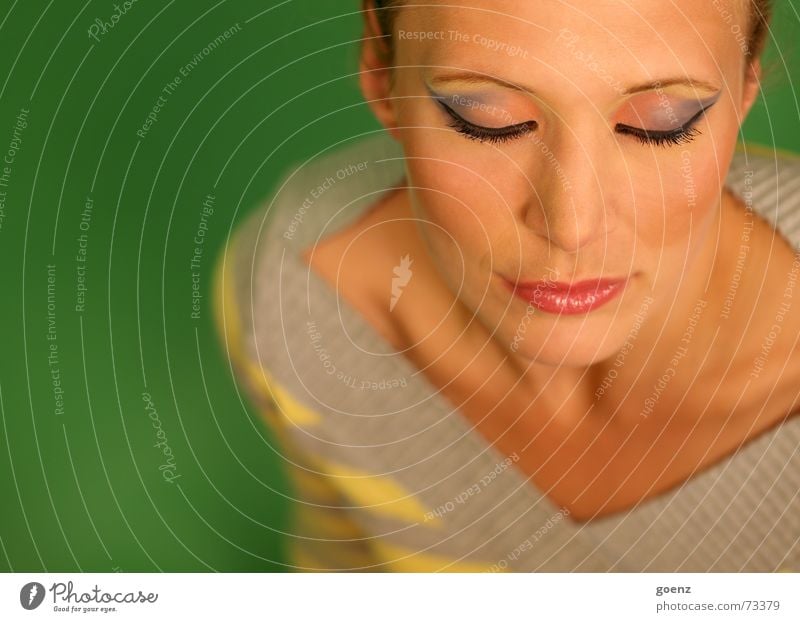 Green Room 1 Frau Beautyfotografie Model Kosmetik Schminken Porträt grün träumen ruhig ruhen babe Auge Erholung