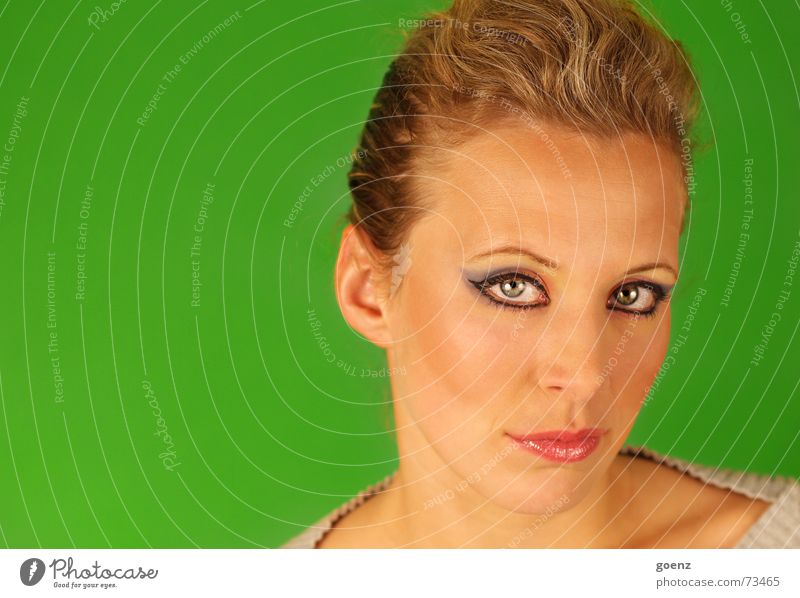 Green Room 3 Frau Beautyfotografie Model Kosmetik Schminken Porträt grün Achtziger Jahre Stil babe Auge Lampe