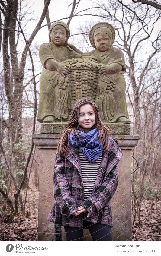 Winterliches Porträt vor Märchenskulptur Lifestyle Mensch feminin Frau Erwachsene Jugendliche 1 13-18 Jahre Kind Kunst Skulptur Herbst Pflanze Park Mantel Schal