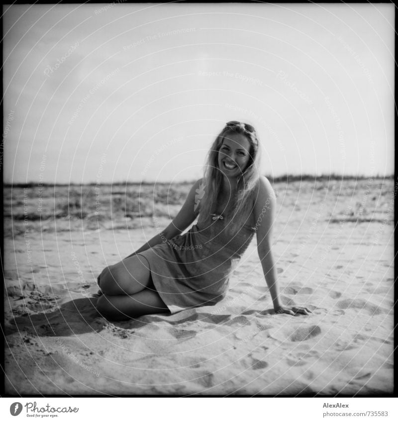 Sommerurlaub mit Fräulein Anni Ferien & Urlaub & Reisen Ausflug Freiheit Strand Junge Frau Jugendliche 18-30 Jahre Erwachsene Kleid Sonnenbrille blond