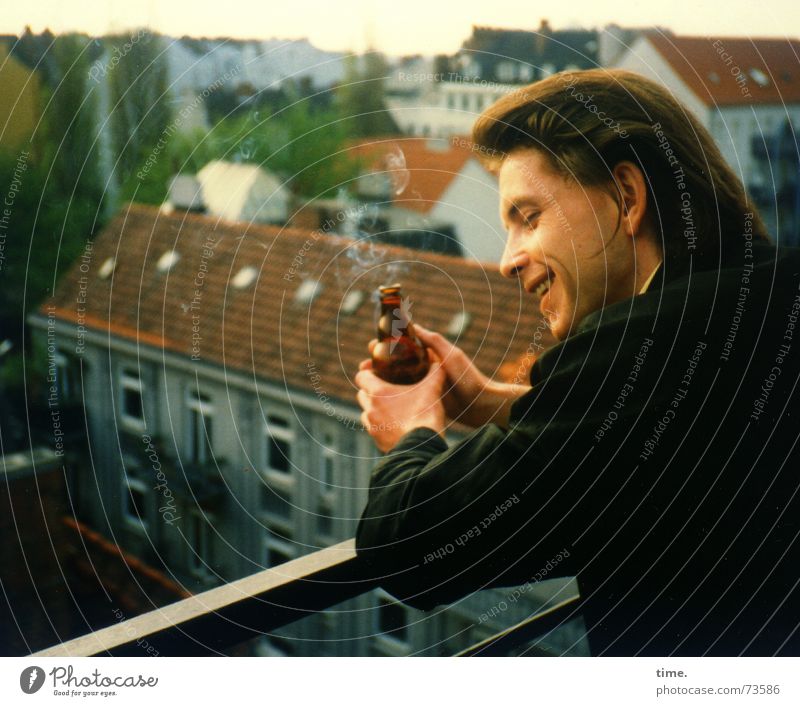 Am Ende eines langen Tages Zufriedenheit Feierabend Balkon lachen Erholung Freude genießen Glück Idylle schön Abendsonne St. Pauli Stadt Dach oben Bierflasche