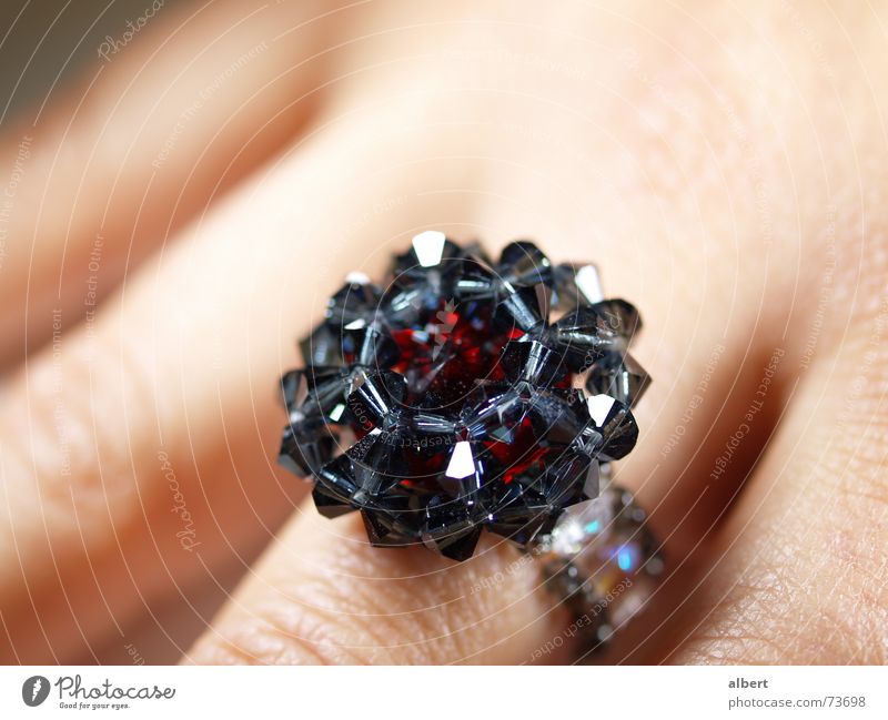 Ring Hand Diamant Schmuckhersteller rot schwarz glänzend Kreis Makroaufnahme swarowskiperlen Kristallstrukturen