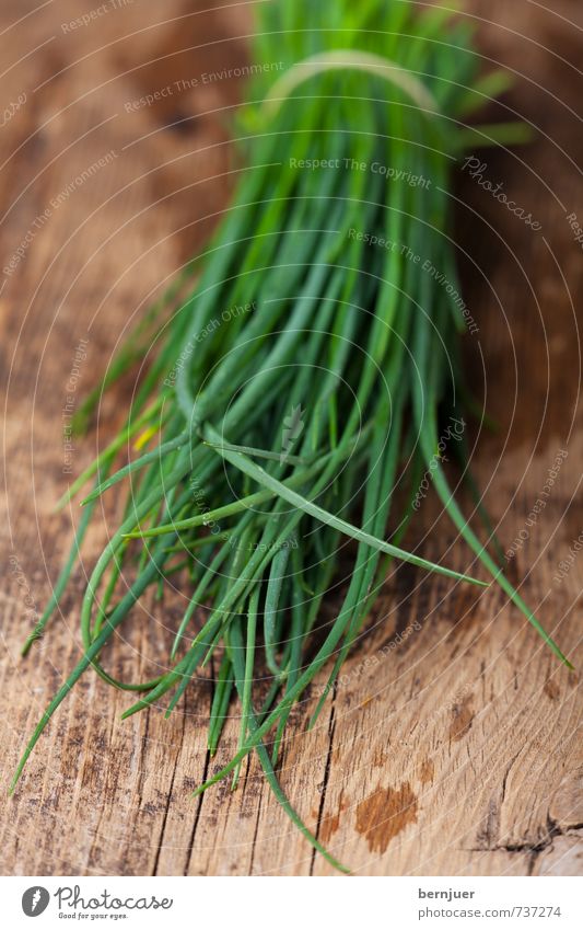 Allium schoenoprasum Lebensmittel Bioprodukte Vegetarische Ernährung Billig gut Schnittlauch Kräuter & Gewürze kraut Stengel Bündel Holzbrett rustikal frisch