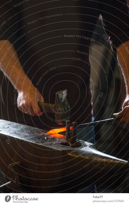 Schmiedeeisen Werkzeug Hammer Maschine Kunst Künstler Metall anstrengen einzigartig Amboss glühend Farbfoto Nahaufnahme Detailaufnahme Dämmerung Kunstlicht