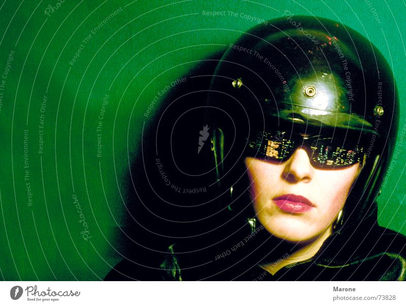 Nachtbrille Gesichtsausdruck Gleichgültigkeit Motorradhelm unerschütterlich Porträt Brille Helm Frau grün schwarz Reflexion & Spiegelung Aussicht lässig