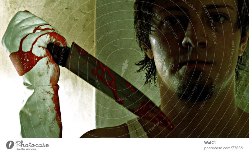 Acrylfarbe auf Messer Porträt Mann Bart Mörder Handschuhe Täter teeanger Gesicht Mord Blut Tod