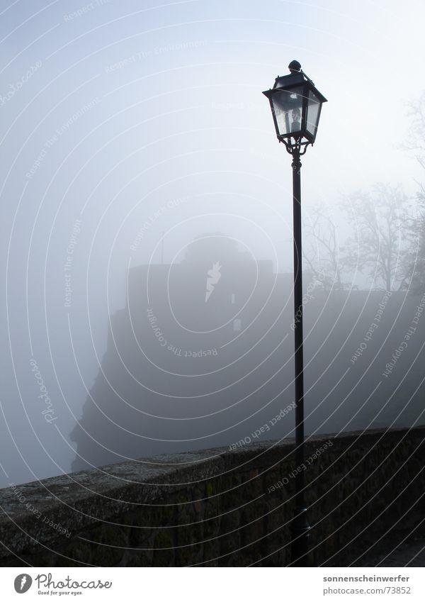 Laternenpfahl am Pozzo di San Patrizio in Umbrien Nebel dunkel Aussicht Außenaufnahme Traurigkeit