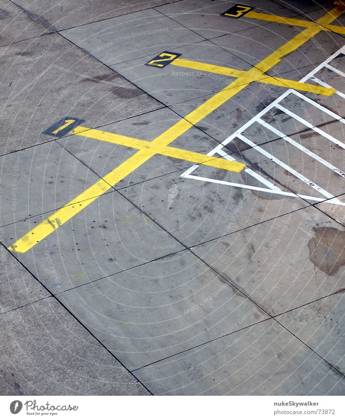 1, 2 oder 3 - letzte Chance... vorbei! Parkplatz Rollfeld Asphalt Fahrbahnmarkierung diagonal Ziffern & Zahlen gelb grau weiß erste Flughafen Straße Linie