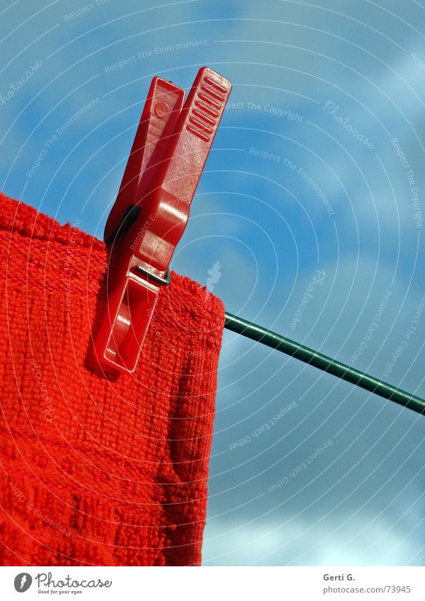 klammern oder aufhängen Wäscheklammern Handtuch Spitze Wäscheleine rot himmelblau grün Waschtag knallig Klammer Protokoll ansammeln Zettel Denkzettel
