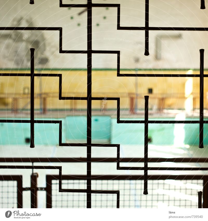 irrgarten Schwimmbad Gebäude Mauer Wand alt außergewöhnlich eckig einzigartig Fliesen u. Kacheln Gitter Grenze gehen Muster Strukturen & Formen Menschenleer