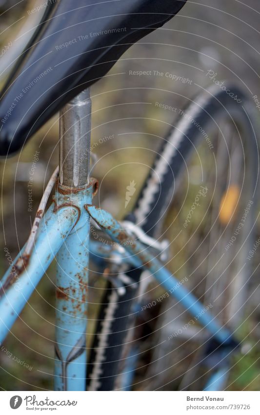 abgefahren Fahrrad Verkehr Rost alt retro blau grün schwarz weiß Fahrradbremse Rennrad Aluminium Reifen Fahrradrahmen Mechanik Farbfoto Außenaufnahme