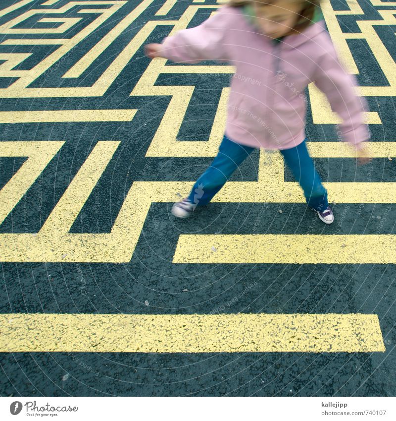 find your way Mensch Kind Mädchen 1 3-8 Jahre Kindheit Spielen Labyrinth Suche finden PISA-Studie Bildung Wege & Pfade Problemlösung verirrt Irrgarten Farbfoto