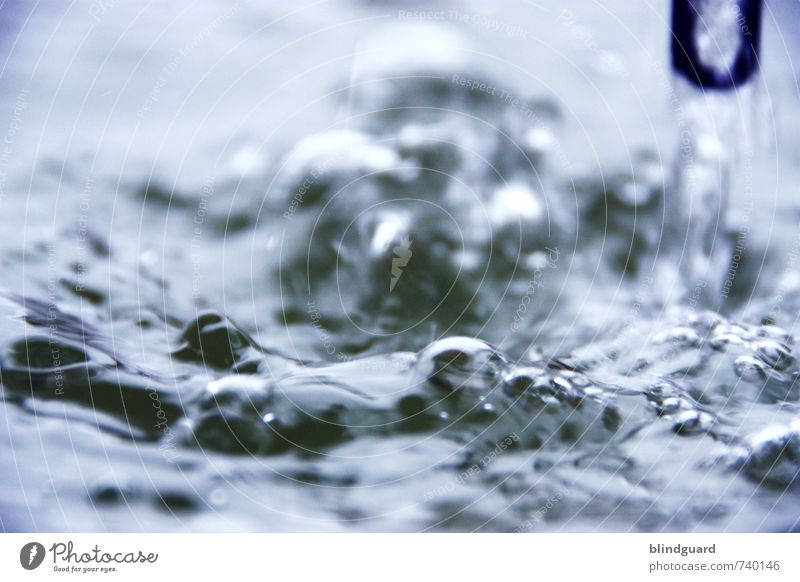 Troubled Water Schwimmen & Baden Wasser Wassertropfen Regen Stahl nass blau schwarz weiß Politische Bewegungen tropfend Kette Blase Wellen Farbfoto Nahaufnahme