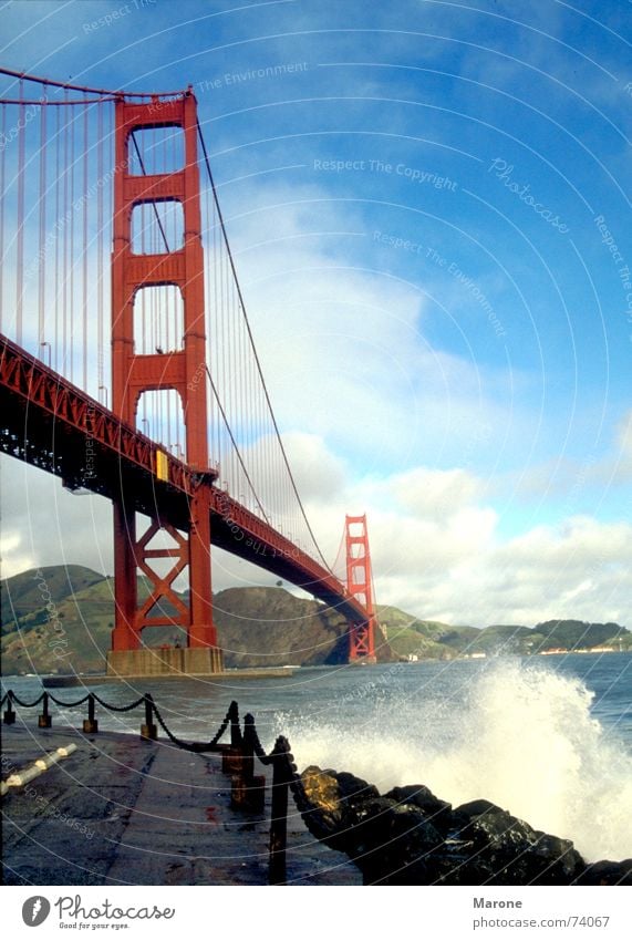 Golden Gate Meerstraße Golden Gate Bridge Wellen Sturm Brandung vertikal San Francisco Amerika USA Brücke Himmel blau Wasser Ferien & Urlaub & Reisen
