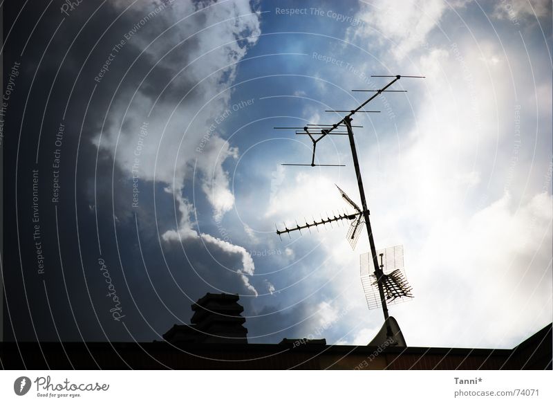 antenne Antenne Dach Wolken Funktechnik Richtung Osten Pfeil Himmel blau fernsehantenne Signal