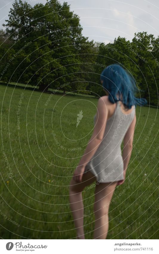 Junge Frau von hinten mit blauen Haaren läuft auf einer Wiese mit Bäumen im Hintergrund Sommer Mädchen Baum Bewegung blaue haare Unschärfe