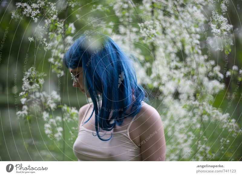 Frau mit blauen Haaren steht im Profil unter einem Baum mit weißen Blüten, Natur Sommer Schönes Wetter Pflanze Park Wald Sonnenbrille Perücke frisch schön