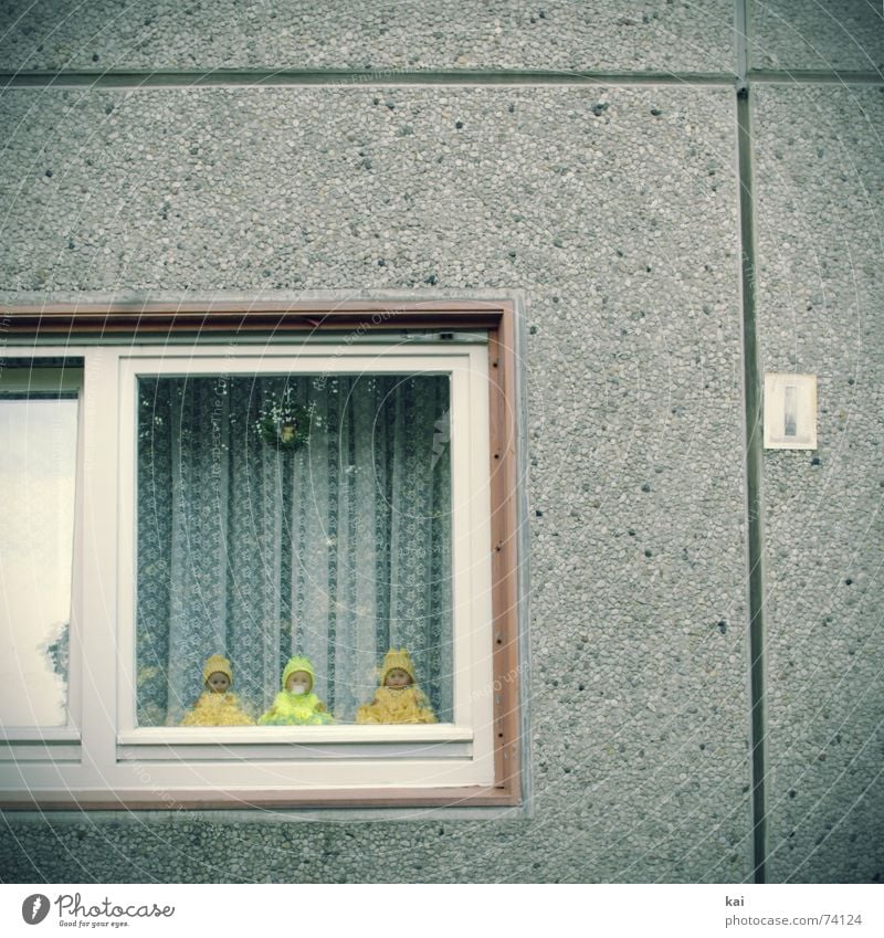 Plattenbau Fenster mit Dekopuppen Farbfoto Gedeckte Farben Außenaufnahme Menschenleer Textfreiraum oben Tag Zentralperspektive Häusliches Leben Wohnung Stadt