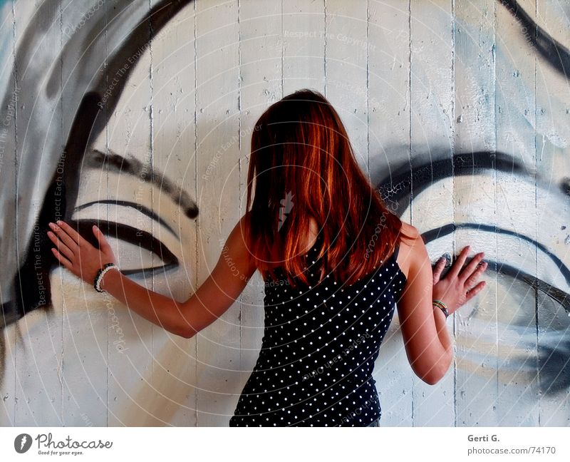 Augen zu und durch Frau Junge Frau anlehnen festhalten Oberkörper Hand Armband langhaarig rothaarig drehen gepunktet Wand Mauer Gemälde Wandmalereien Graffiti