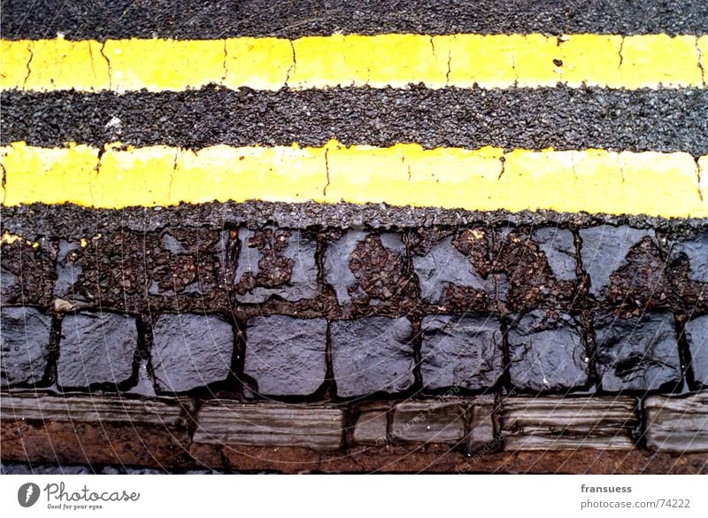 oxford street Asphalt gelb braun schwarz nass Trennlinie parallel fahren Streifen Am Rand Wegrand Seitenstreifen Straße Stein Linie Wege & Pfade