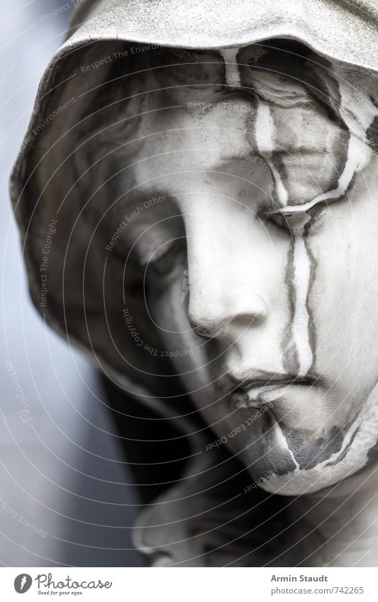 Porträt einer mamornen Maria Frau Erwachsene Kopf Kunst Kunstwerk Skulptur alt Denken authentisch dreckig Originalität grau weiß Gefühle Stimmung Glaube demütig