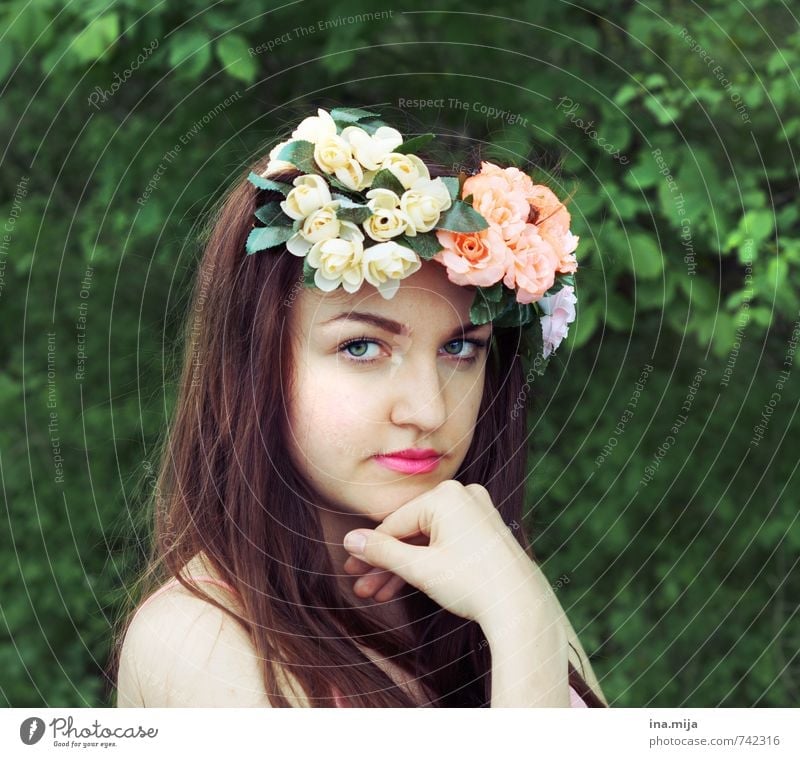 brünette junge Frau mit Blumenkranz in den Haaren Mensch feminin Junge Frau Jugendliche Erwachsene Gesicht 1 13-18 Jahre Kind 18-30 Jahre Natur Frühling Sommer