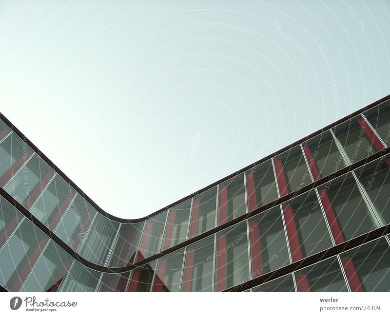 Cornerstone Haus Fassade Reflexion & Spiegelung graphisch modern Glas Ecke Himmel ruhig konstruiert aussenaufnahhme extreme perspektive Architektur