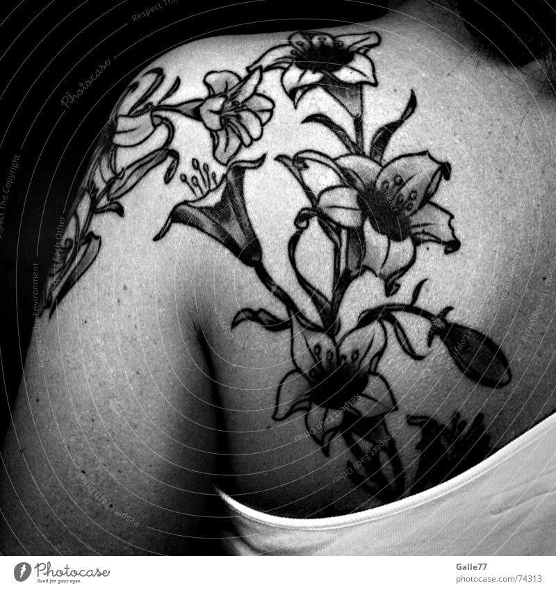 Lilien auf der Haut Blume schwarz Schulter Blüte Sommer Trompete Turban flower flowers skin black Tattoo Rücken Strukturen & Formen