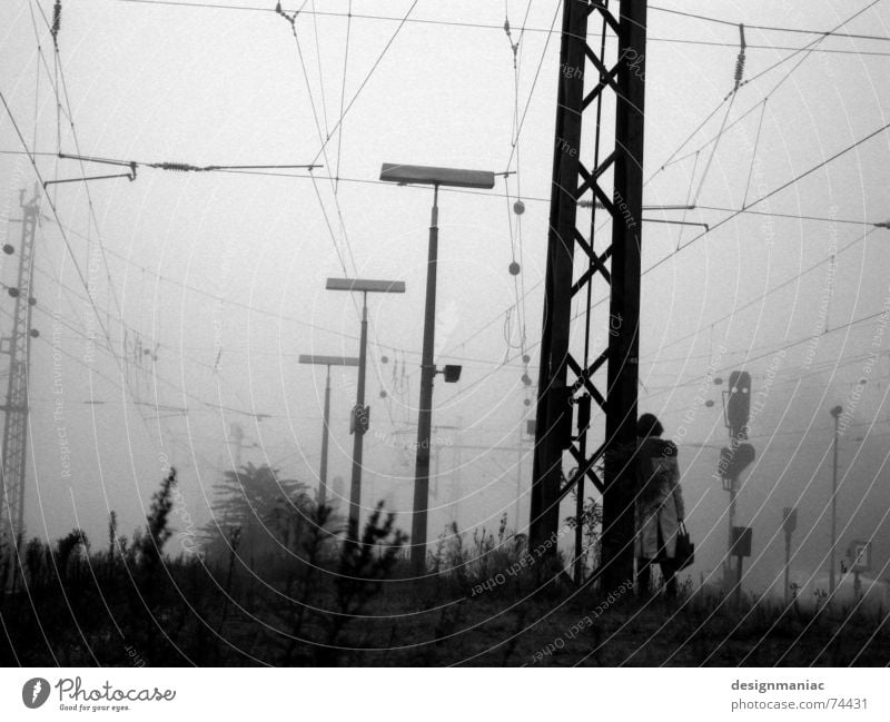 immer noch warten am Bahnsteig Bensheim grau Nebel kalt schwarz dunkel weiß Eisenbahn stehen Mantel Morgen spät Zeit trist Gleise Trauer Verspätung