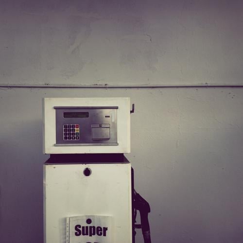 SUPER Technik & Technologie hässlich grau Senior Benzin Tankstelle Tankstopp Zapfsäule Farbfoto Gedeckte Farben Außenaufnahme Menschenleer Textfreiraum rechts