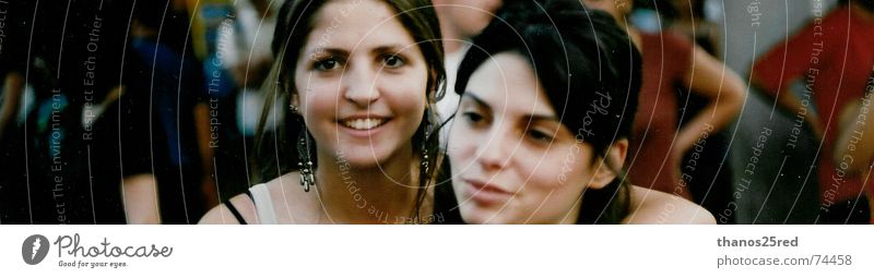 i love photos vs i hate photo 2 Menschen Junge Frau 18-30 Jahre Porträt Außenaufnahme Freundschaft Lächeln Gute Laune Frauengesicht