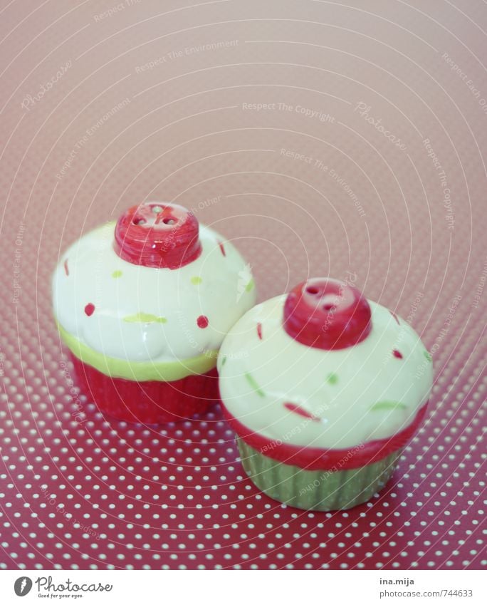 Salz- und Pfefferstreuer Geschirr Salzstreuer mehrfarbig grün rot weiß Kitsch Cupcake Muffin Kücheneinrichtung Krimskrams klein niedlich gepunktet