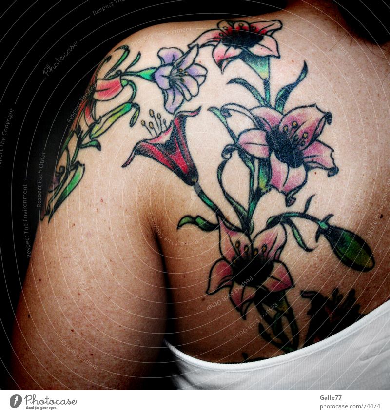 Lilien auf der Haut | Farbe Blume Schulter Blüte Sommer Trompete Turban flower flowers skin Tattoo Rücken Strukturen & Formen