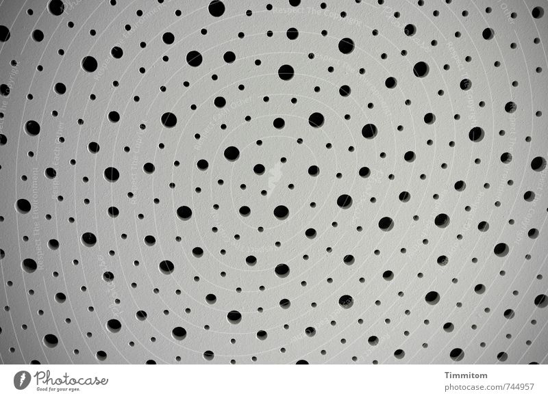 Torwand. Kunststoff ästhetisch einfach rund schwarz weiß Decke Loch Anordnung viele Innenaufnahme Menschenleer Abend Kunstlicht