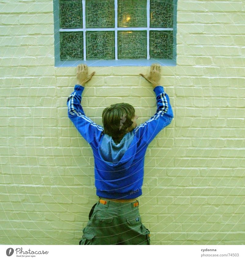 Rumhängen Fenster gefährlich Absturz Wand Mauer Mann Jacke Aktion Rettung Angst Panik bedrohlich festhalten Mensch Kraft Täuschung Inszenierung