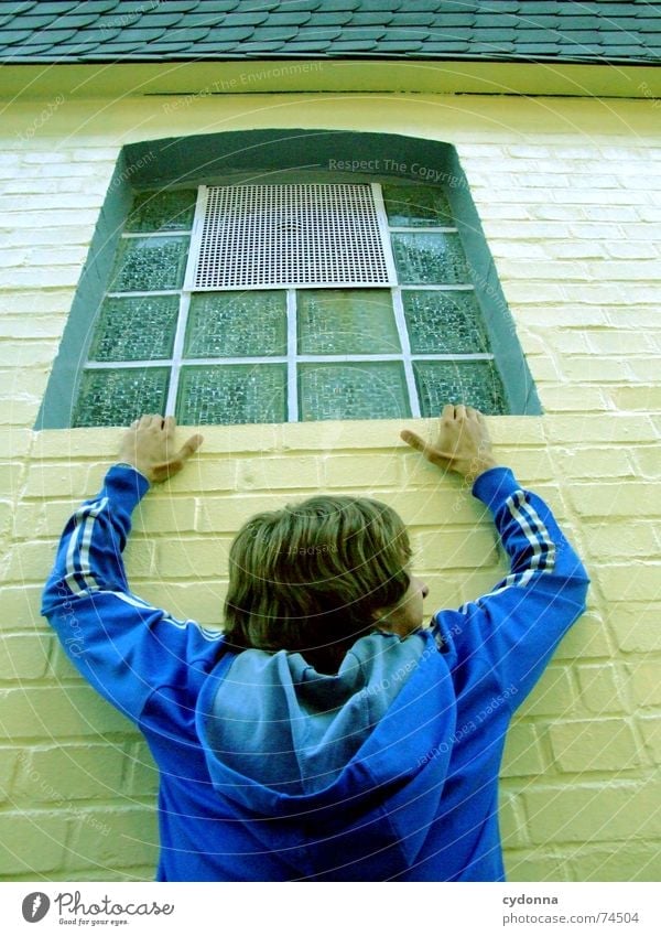 Rumhängen I Fenster gefährlich Absturz Wand Mauer Mann Jacke Aktion Rettung Angst Panik bedrohlich festhalten Mensch Kraft Täuschung Perspektive Inszenierung