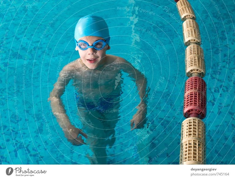 Kleiner Junge im Schwimmbad Freude Glück Freizeit & Hobby Spielen Ferien & Urlaub & Reisen Sommer Sport Kind Schule Kindheit Lächeln Fröhlichkeit klein nass