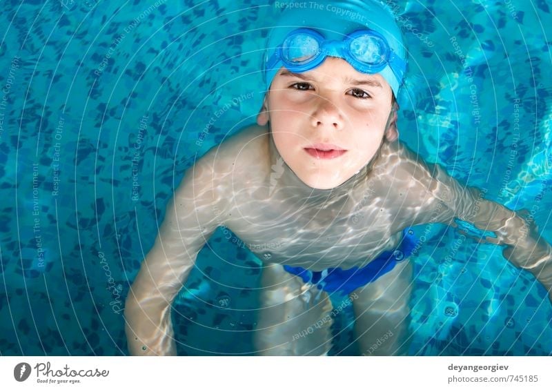 Kleiner Junge im Schwimmbad Freude Glück Freizeit & Hobby Spielen Ferien & Urlaub & Reisen Sommer Sport Kind Schule Kindheit Lächeln Fröhlichkeit klein nass