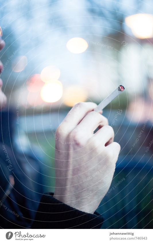 balkonabend. Hand Finger 18-30 Jahre Jugendliche Erwachsene Denken sprechen Rauchen Zigarette Unschärfe glühen gemütlich Atem Lunge Krebs kalt festhalten