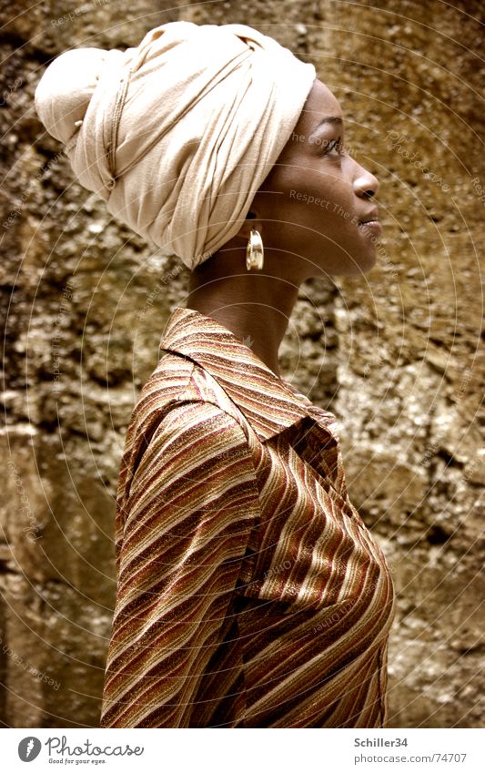 nahida Frau Dame Model Beautyfotografie Afrika Afrikaner Turban Kopftuch Hemd Silhouette Porträt schön braun africa Ohrringe Stein Profil Strukturen & Formen